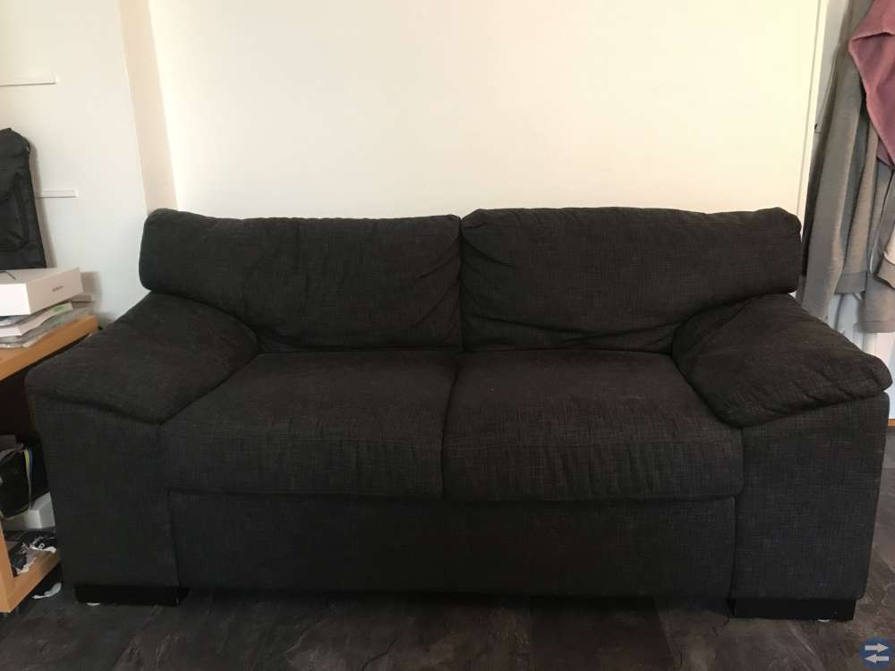 Fräsch mörkgrå/svart soffa.