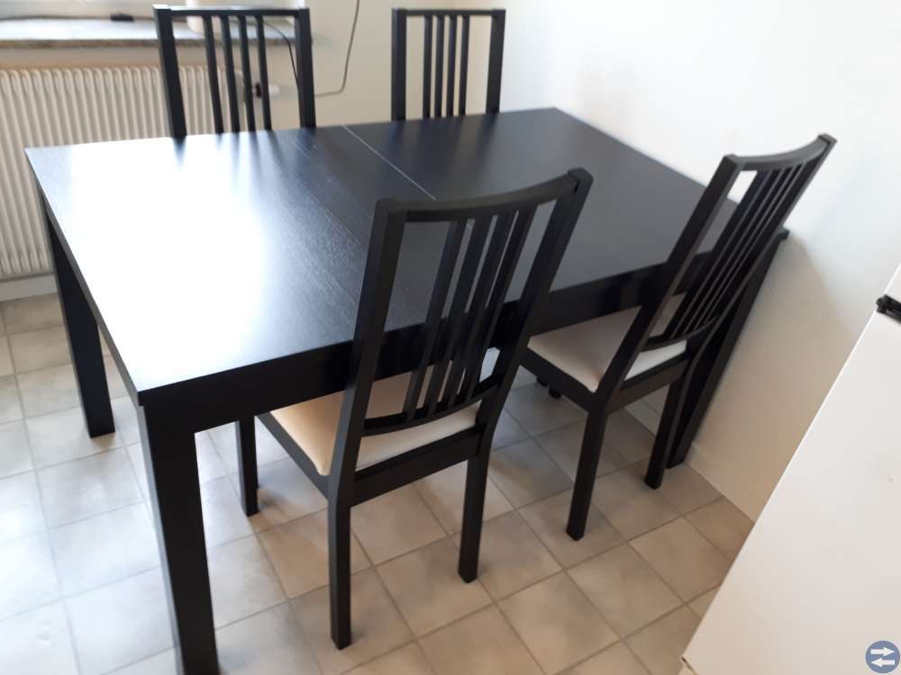 Matbord +fyra stolar