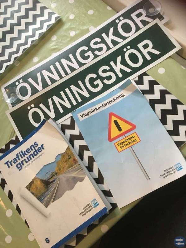 Körkortböcker + 2 övningkörningskyltar