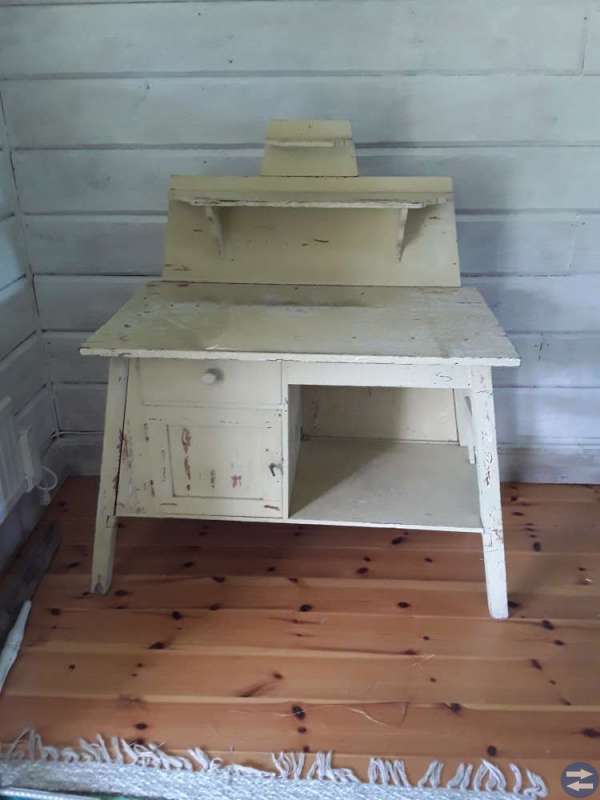 Väldigt gammalt toalett bord från prästgård