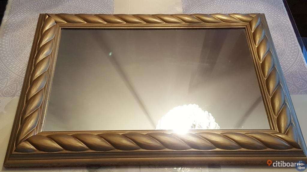 Snygg guldspegel med flatad guldram 250kr