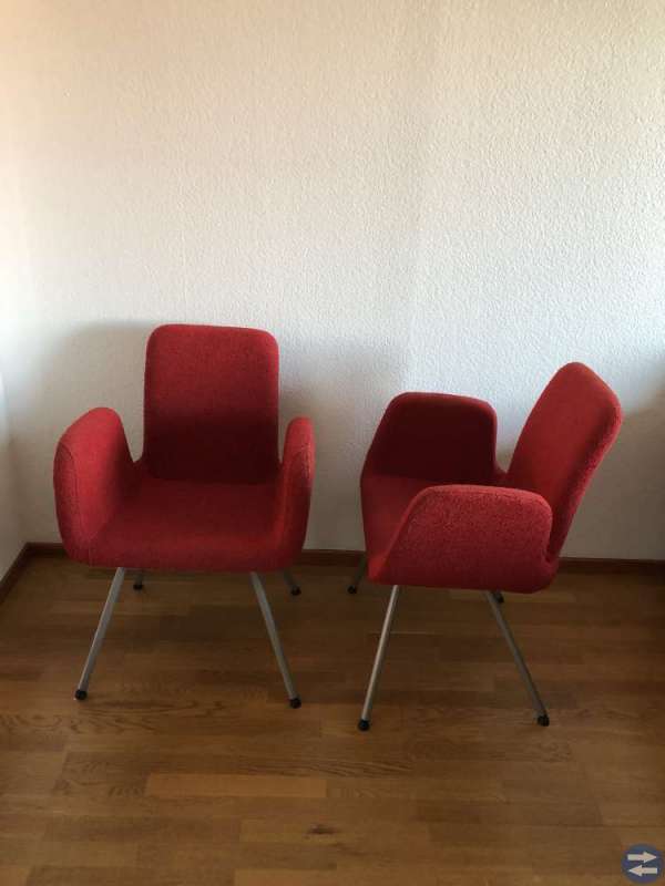 Två röda Ikea stolar