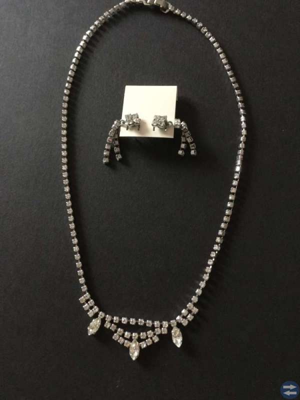 Halsband o örhänge