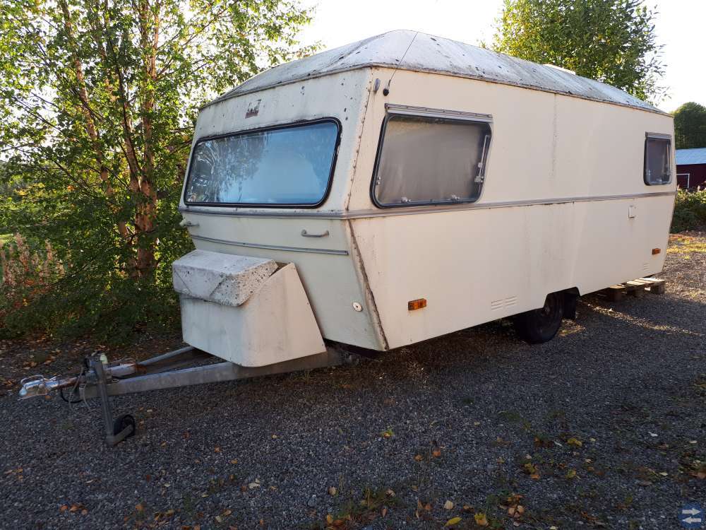 Äldre fuktskadad husvagn bortskänkes.