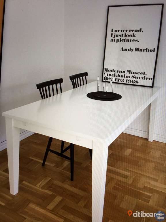 Vitt bord med svarta stolar