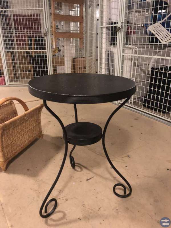Litet svart plåtbord