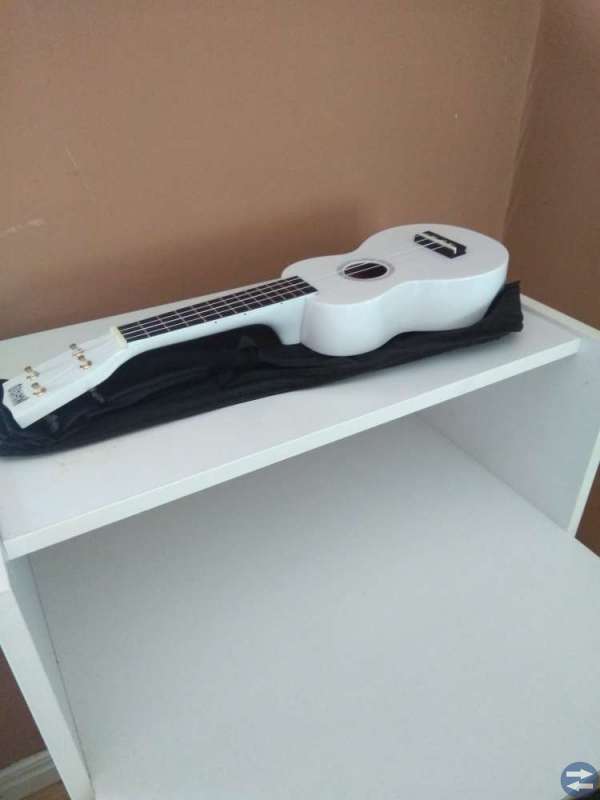 Ukulele med bag 299kr