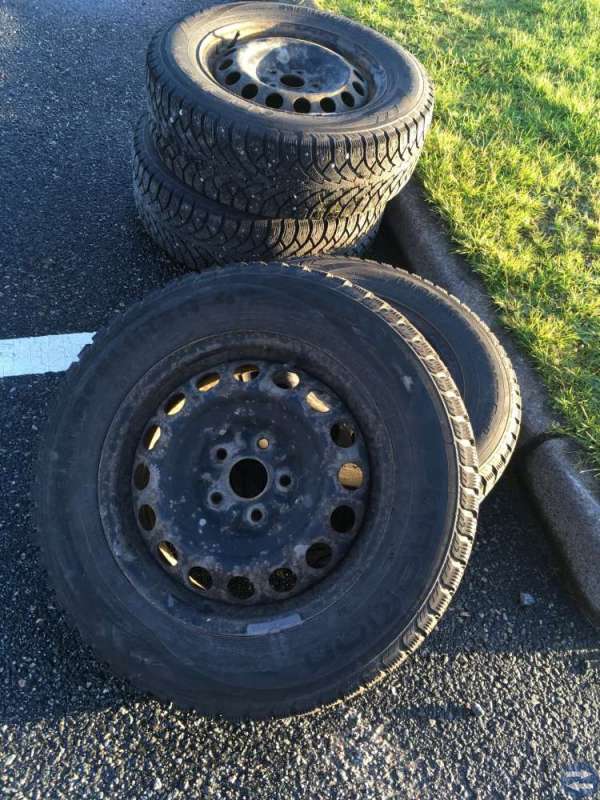 Vinterdäck på dubb 215/65 R 16 på fälg.