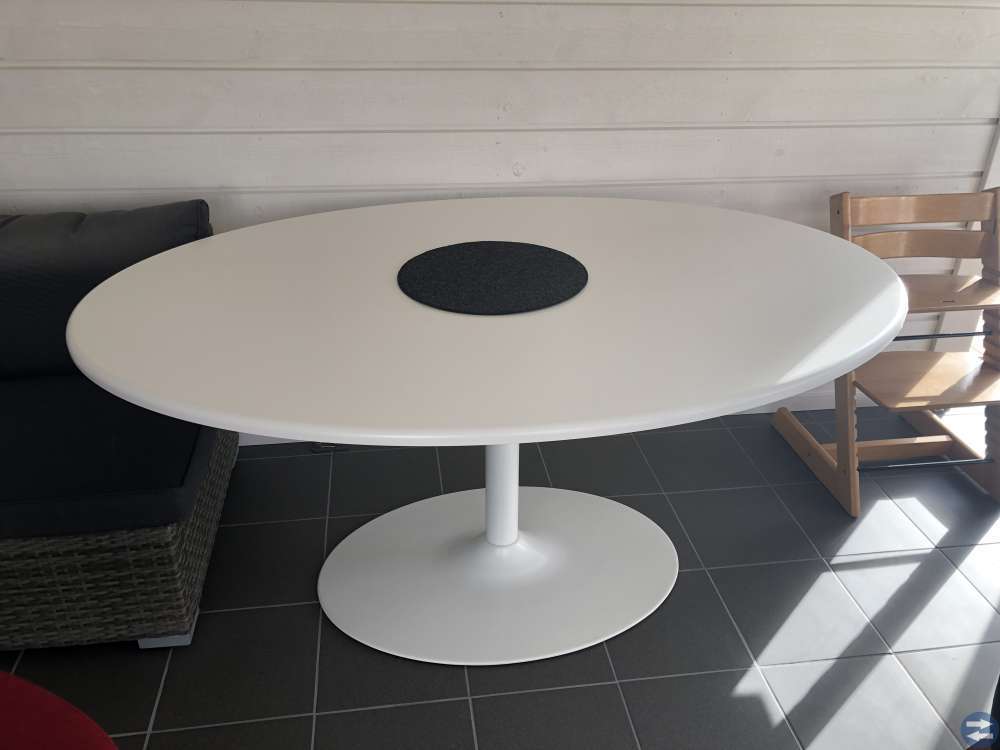Ovalt matbord