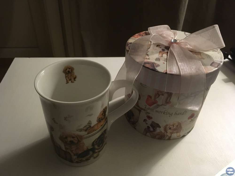 Porslinsmugg med hundvalpsmotiv