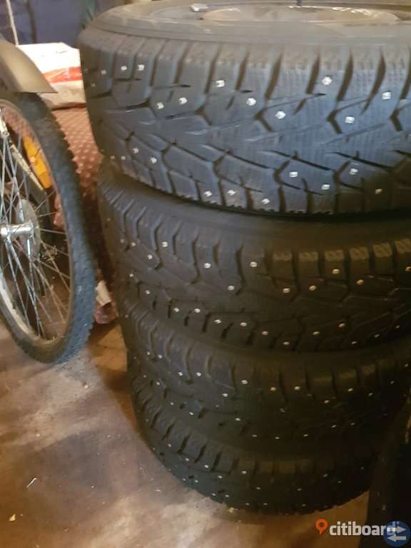 Yokohoma vinterdäck. Dubbade.5 hål. Mkt gott skick!