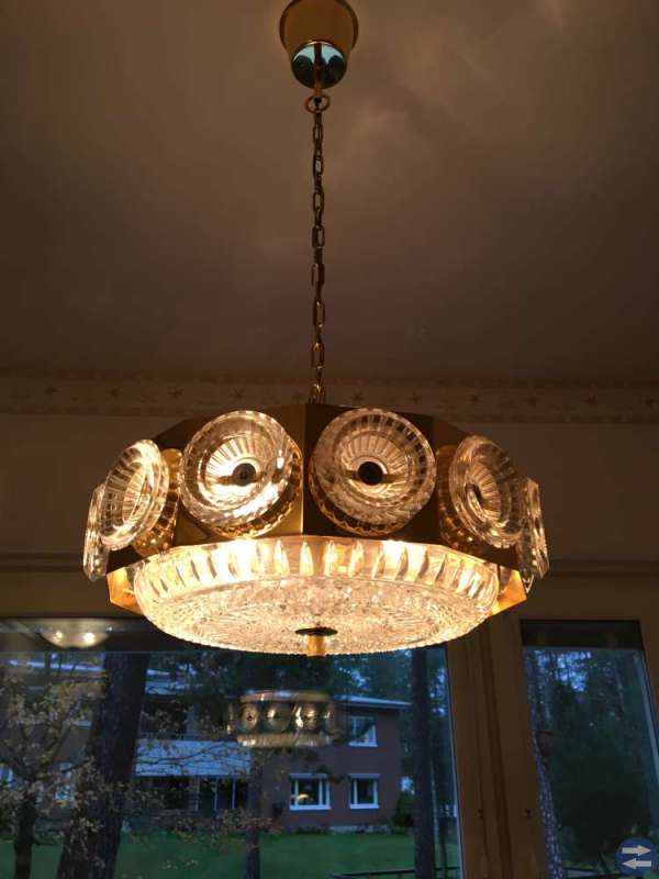 Vacker förgylld taklampa
