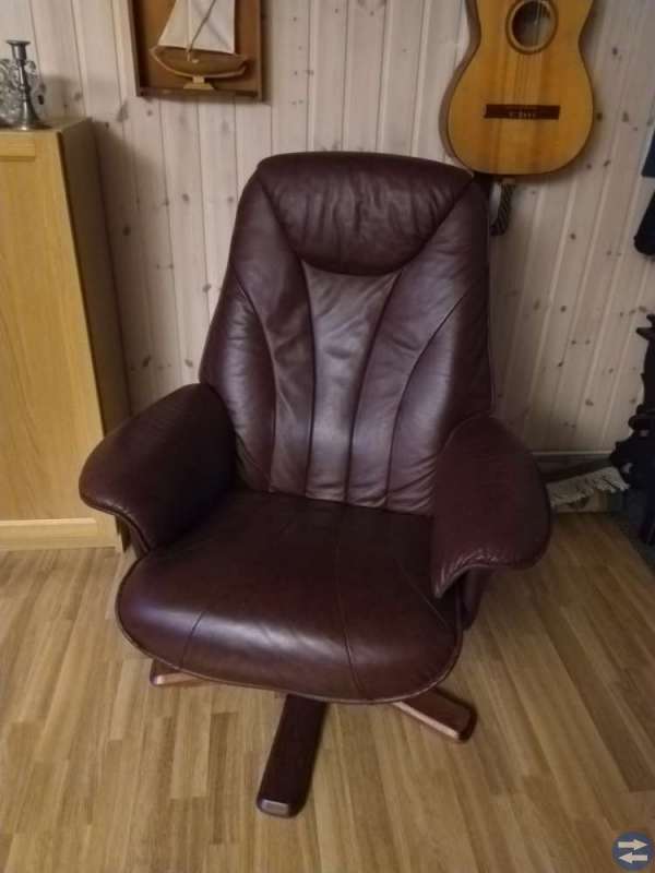 2 skinnfåtöljer. Snurr och gungbara.