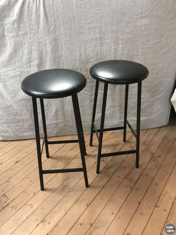 2 gedigna barstolar