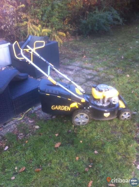 Garden gräsklippare självgående med uppsamlare.