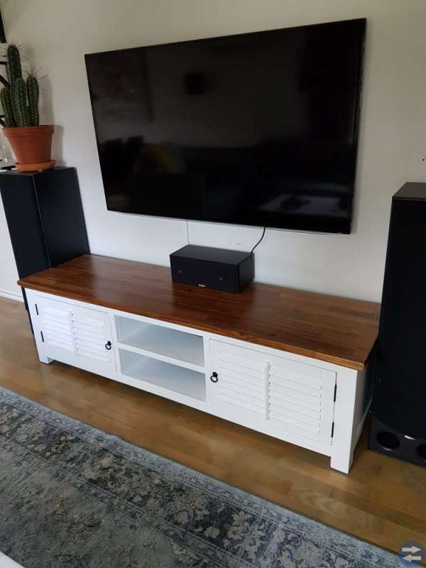 Tv-bänk