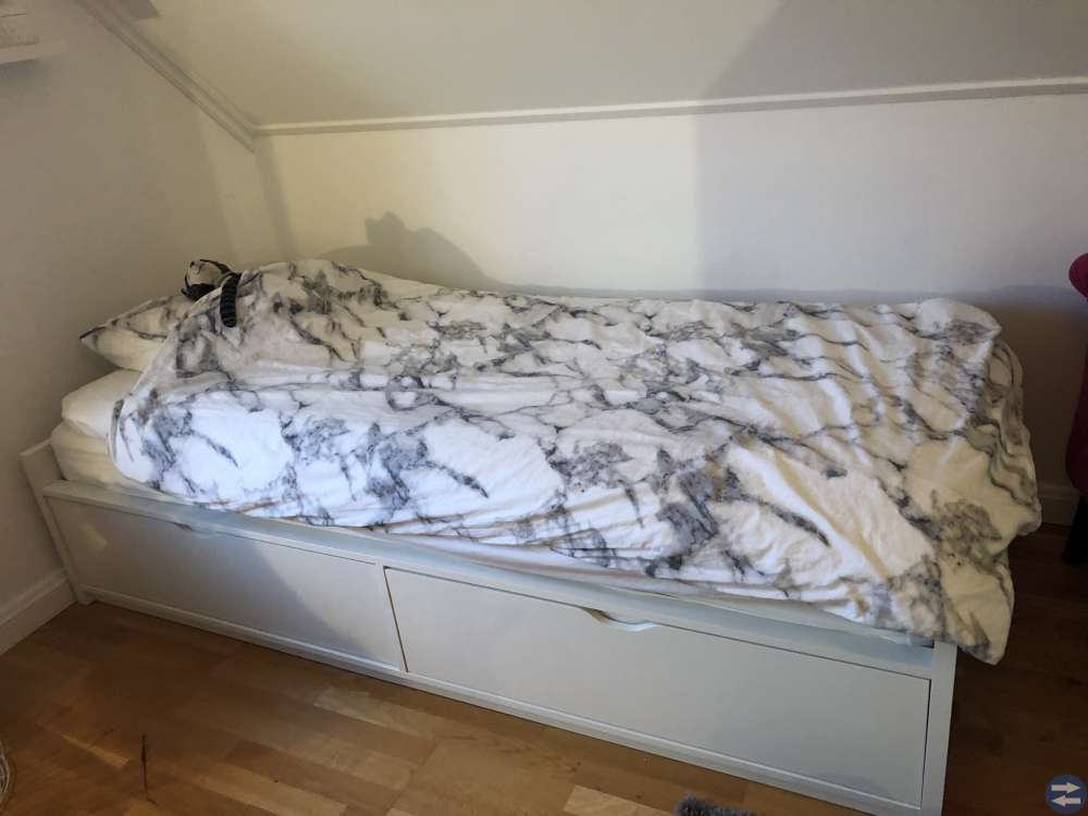 Säng med förvaringslådor