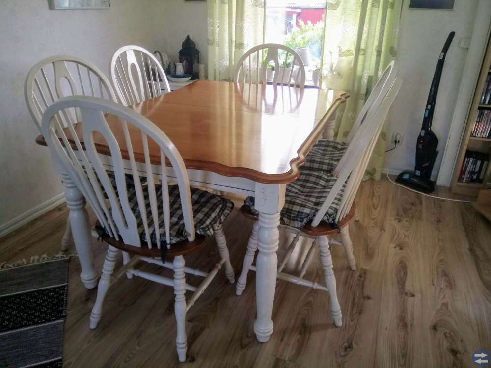 Köksbord + 6 stolar och iläggsskiva