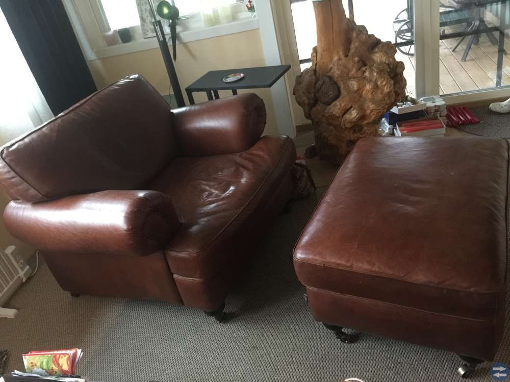 Fåtölj o fotpall i skinn