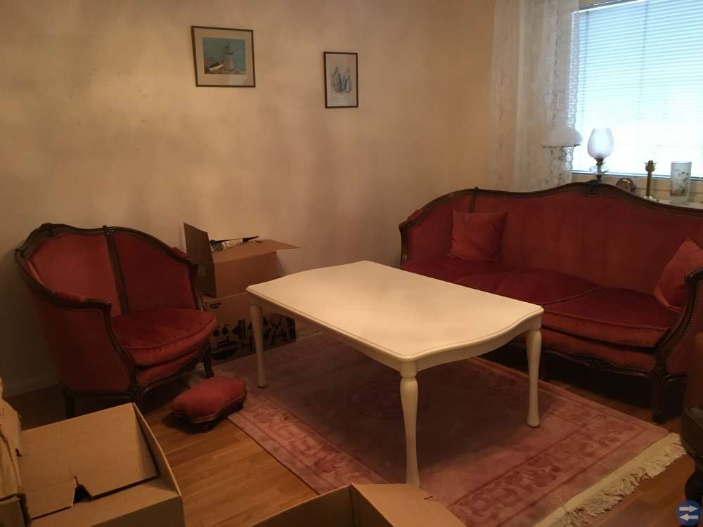 Antik soffa med fåtölj och bord