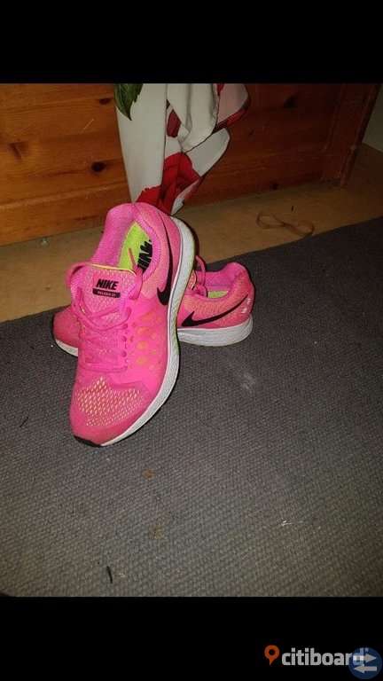 Rosa Nike skor