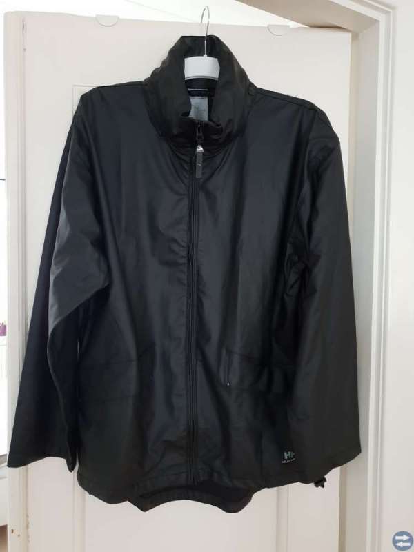 Regnjacka Helly Hansen NYA med kapusong i kragen.