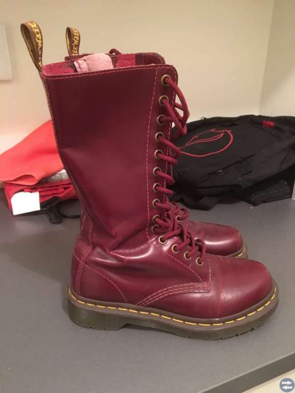 Vinröda Doctor Martens kängor strl 35
