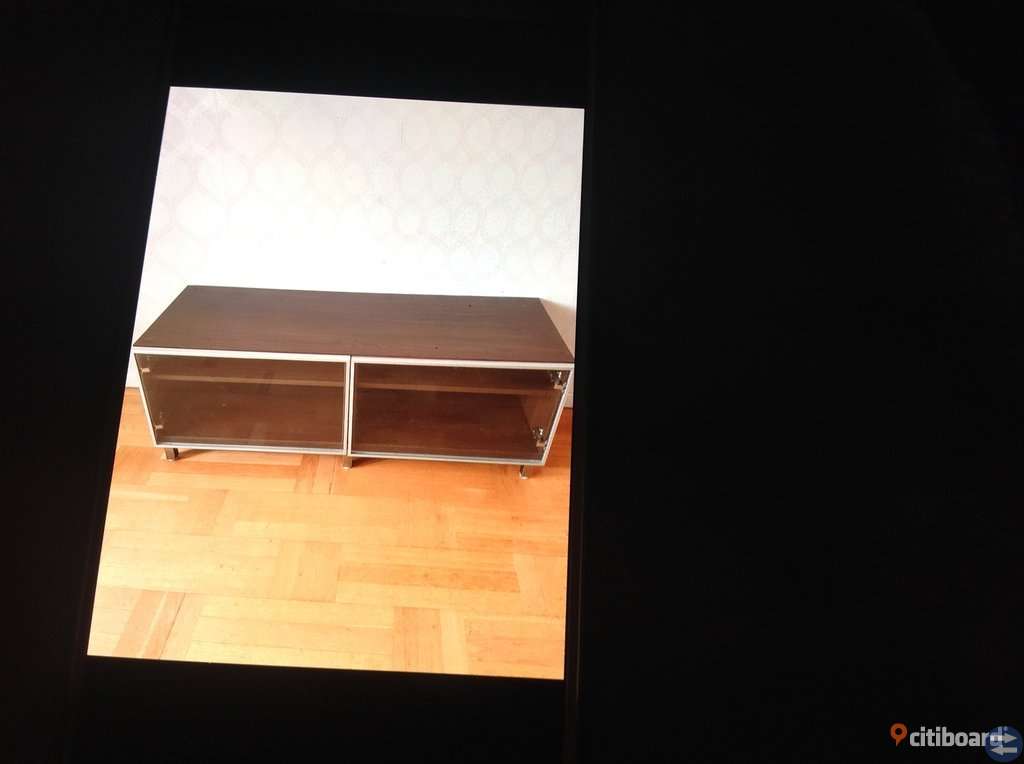 Tv bänk med glas dörrar