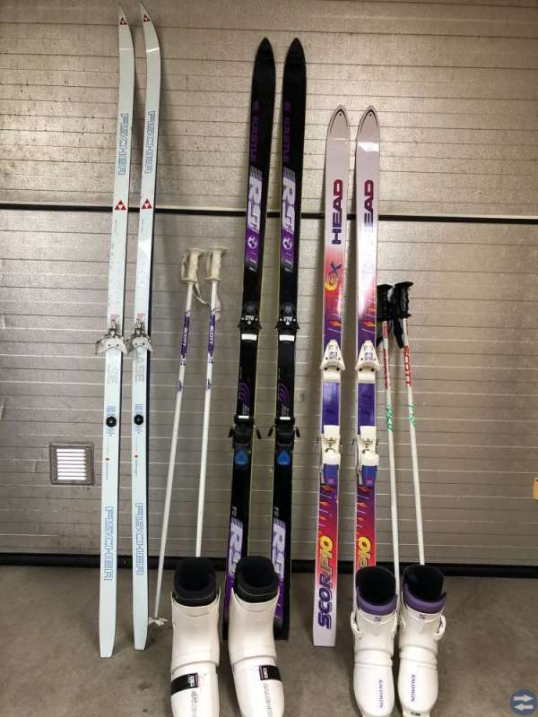 Slalomskidor, stavar, pjäxor och längdskidor