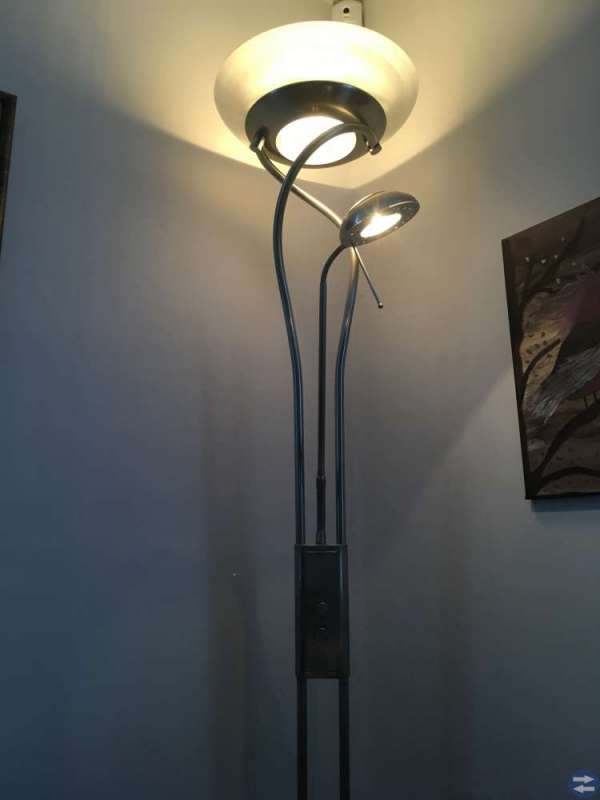 Dimbar golvlampa