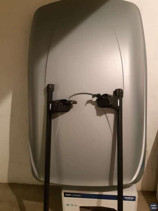 Takbox Thule 100 med lastbågar till bil utan rails