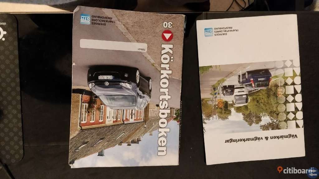 Körkortsboken och vägmarkeringar