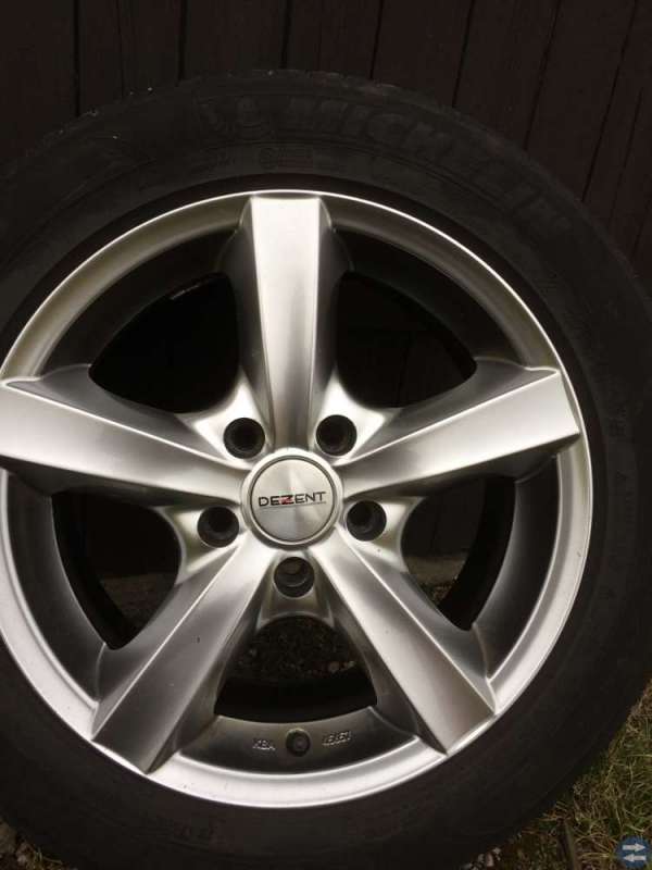 Däck på aluminiumfälgar