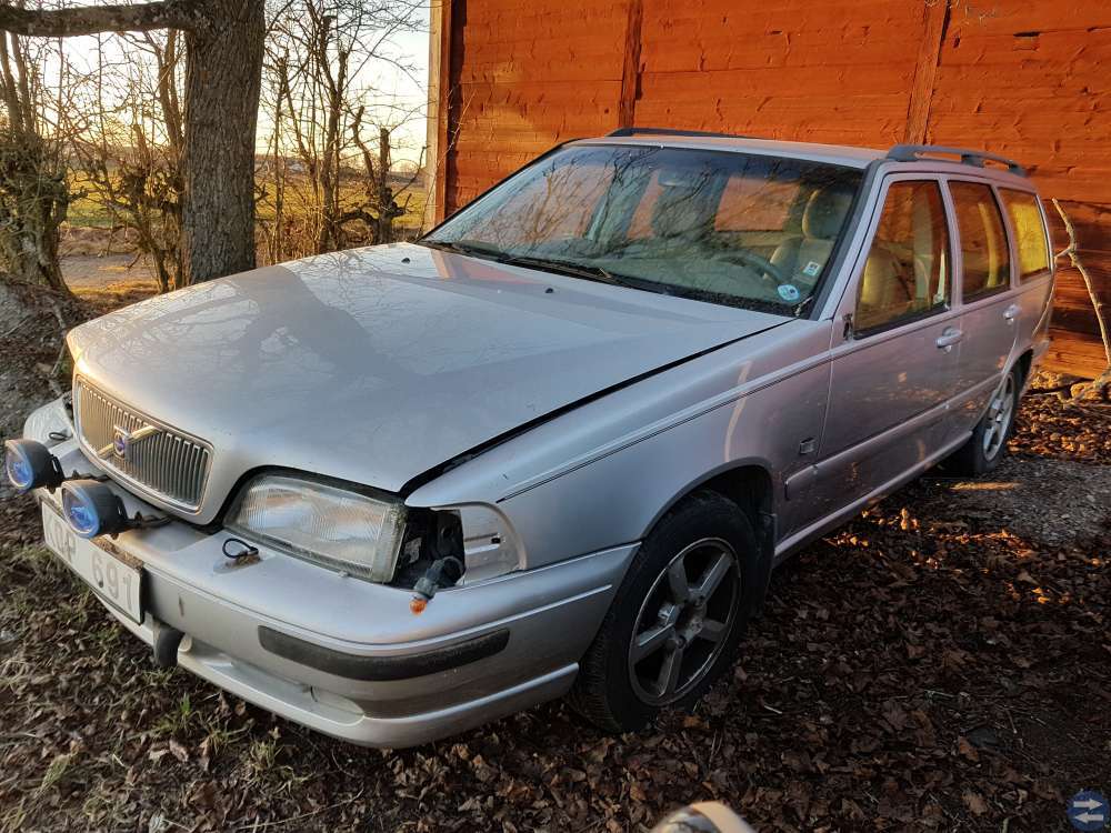 Volvo V70 -00 säljes i delar