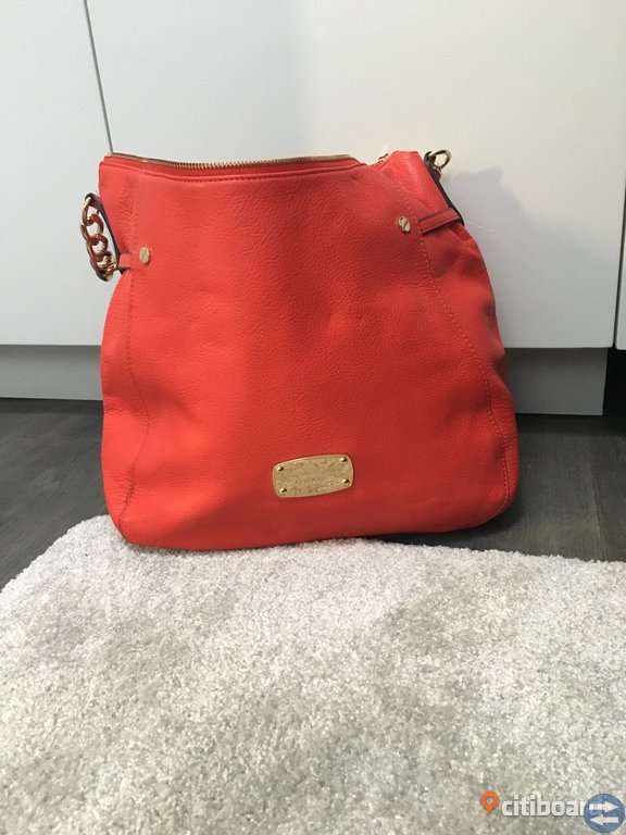 Michael Kors väska aldrig använd Kläder & Accessoarer i Michael Kors väska aldrig använd Kläder & Accessoarer i