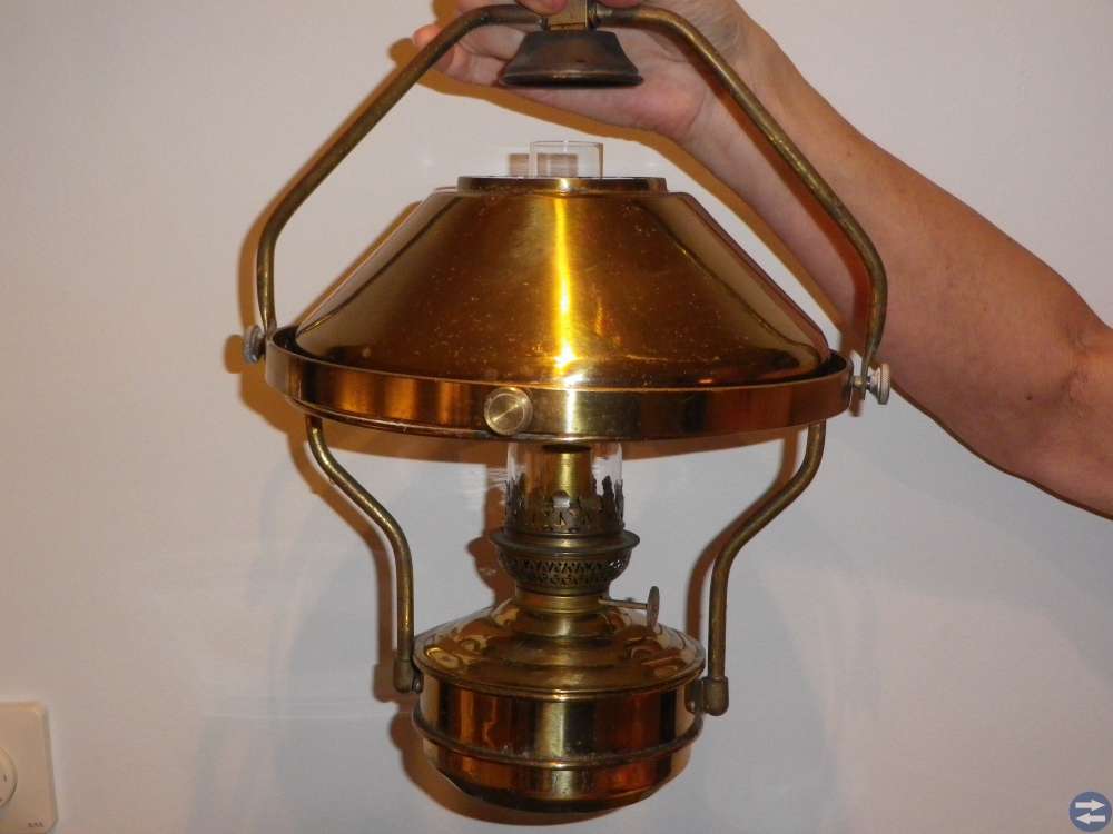 Kardanupphängd fotogenlampa