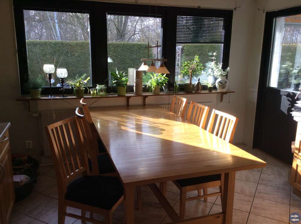 Köksbord med 6 stolar och lampa