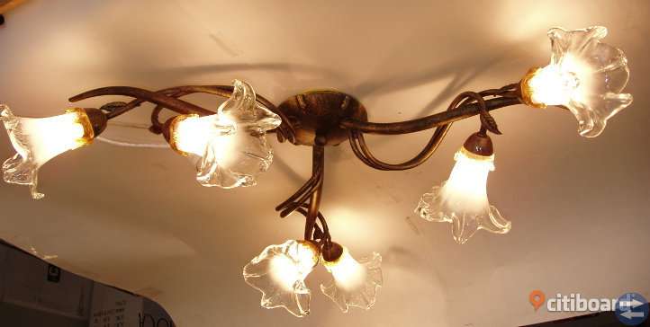 Vacker lampa i antik brons stil