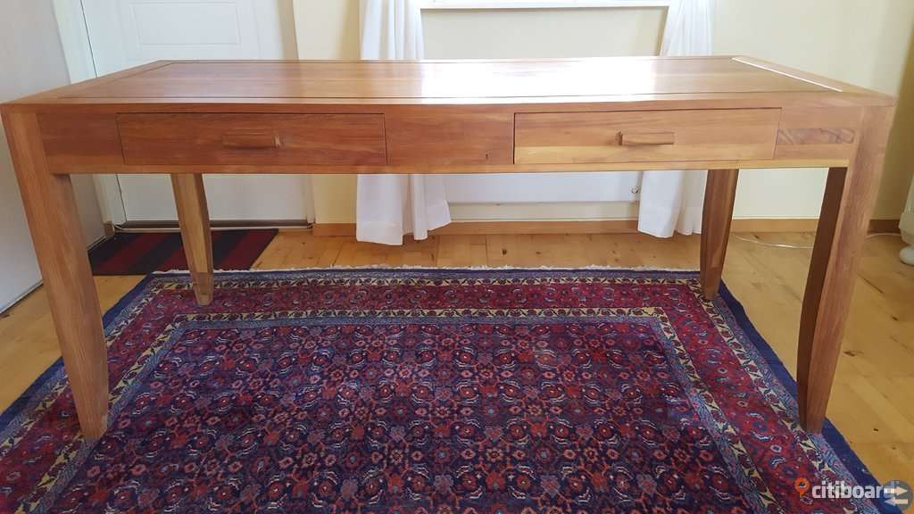 Vackert teak skrivbord