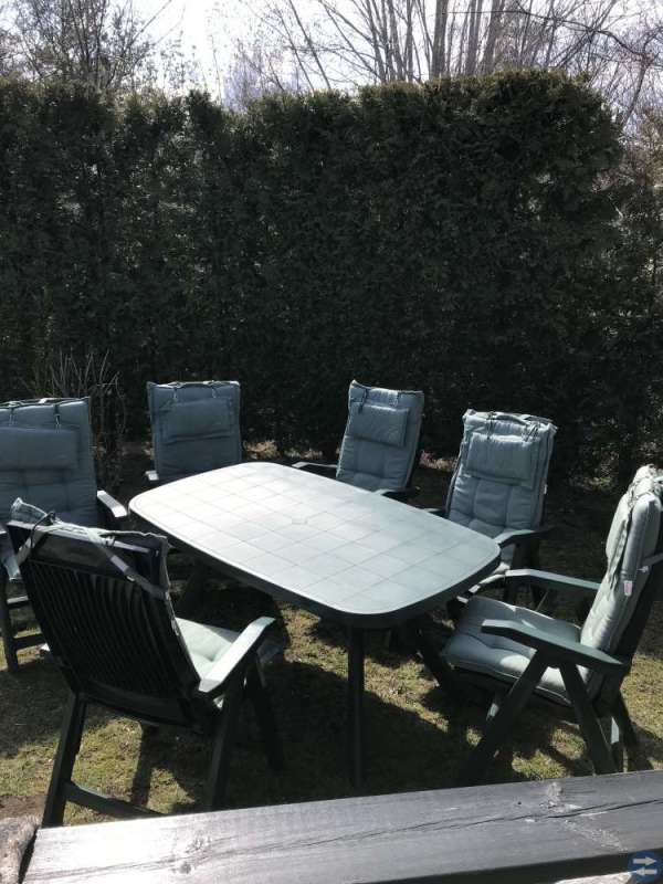 Plastbord m 6 stolar