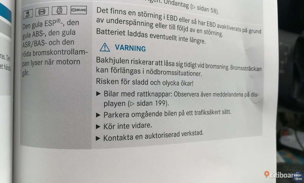 Läkarlinjen. En kartong med kurslitteratur.