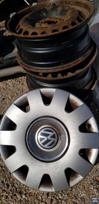 Plåtfälgar Vw passat, golf m.m med navkapslar.
