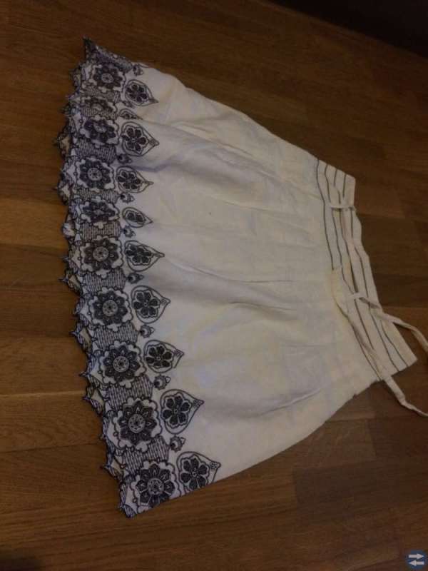 Kjol i vit storlek 40