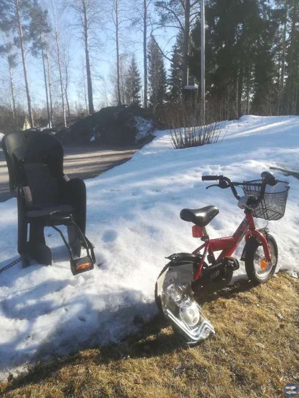 Fin barncykel med nya stödhjul, fin cykelstol