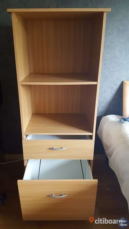 Hylla med två lådor bortskänkes