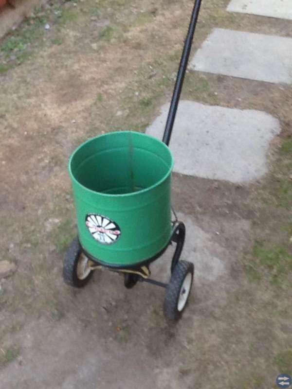 Gödningsspridare. Gräsklippare