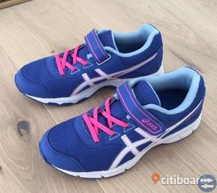 Helt nya gympaskor Asics i storlek 32,5
