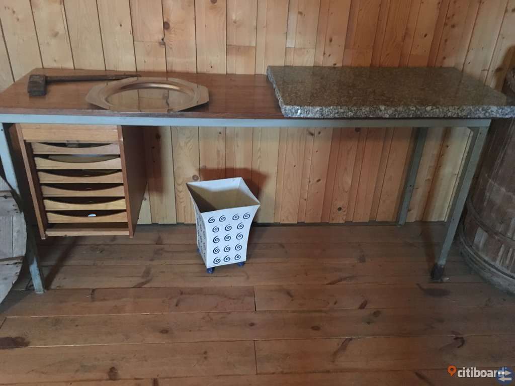 Skrivbord/arbetsbänk med lådor