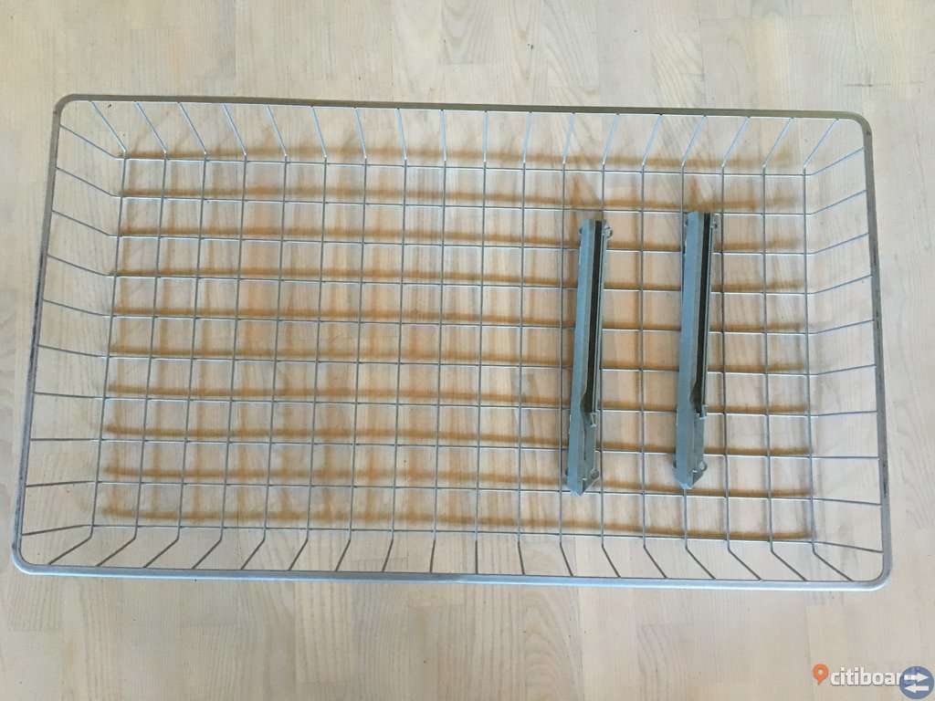 IKEA PAX inredning garderob, 2 st trådbackar skenor 100 cm breda, 100 kr IKEA PAX inredning garderob, 2 st trådbackar skenor 100 cm breda, 100 kr