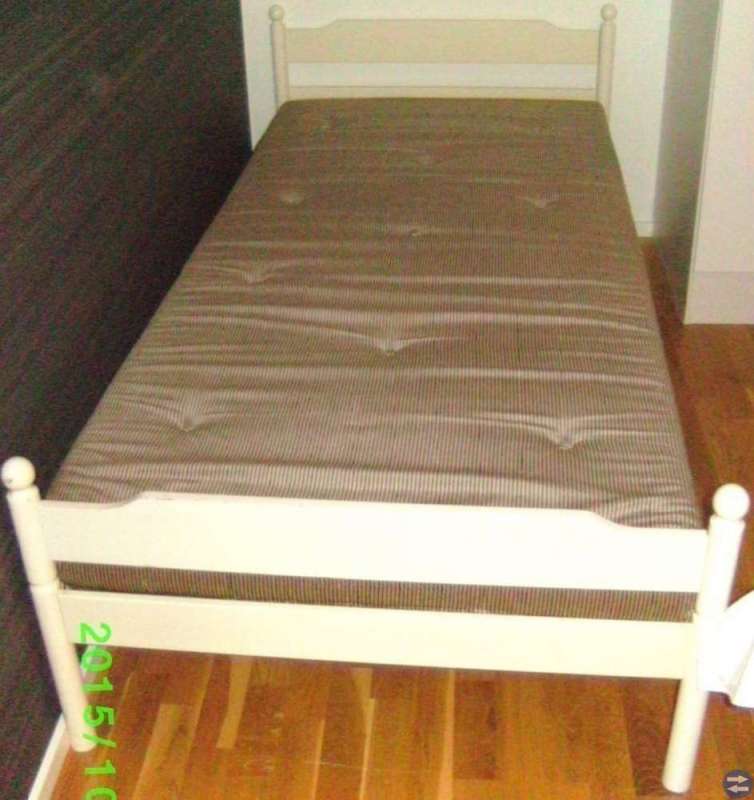 Vit säng 90 bred med madrass, täcke o kudde - Åby